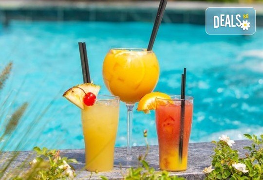 Тропическо уикенд бягство в Румъния! 1 нощувка и закуска, транспорт, трансфер до Therme Bucharest и водач от Луксъри Травел! - Снимка 1