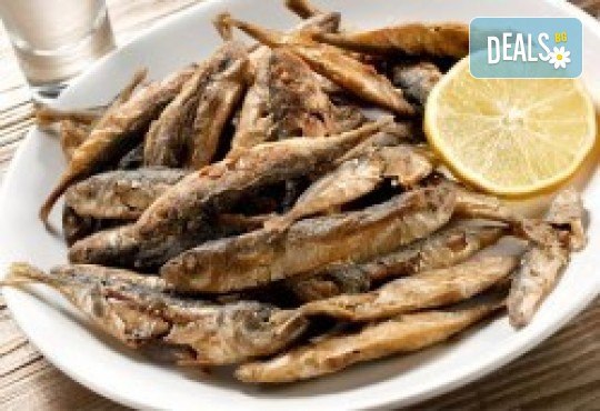 Средиземноморски круиз! Рибно плато: пресен сафрид, толстолоб, филе бяла риба пане, филенца сьомгова пъстърва, рибни рулца и пържени картофи в Ресторант 21 в Лозенец! - Снимка 2