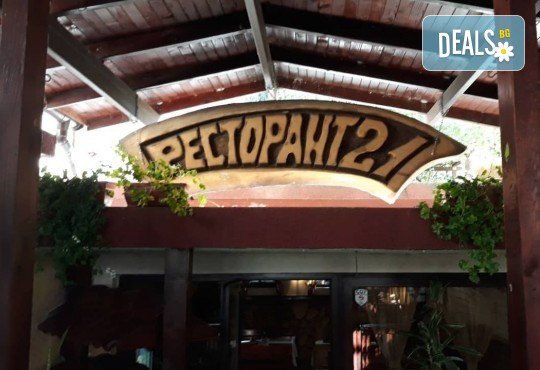 Средиземноморски круиз! Рибно плато: пресен сафрид, толстолоб, филе бяла риба пане, филенца сьомгова пъстърва, рибни рулца и пържени картофи в Ресторант 21 в Лозенец! - Снимка 11