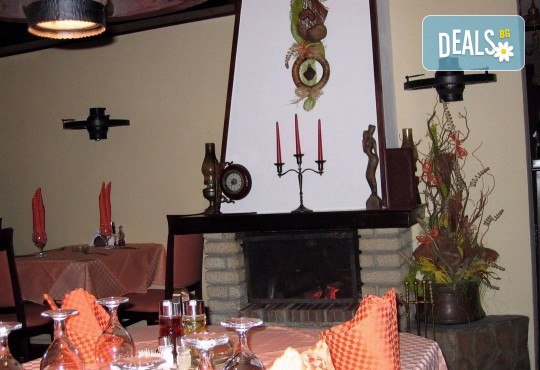 Средиземноморски круиз! Рибно плато: пресен сафрид, толстолоб, филе бяла риба пане, филенца сьомгова пъстърва, рибни рулца и пържени картофи в Ресторант 21 в Лозенец! - Снимка 8