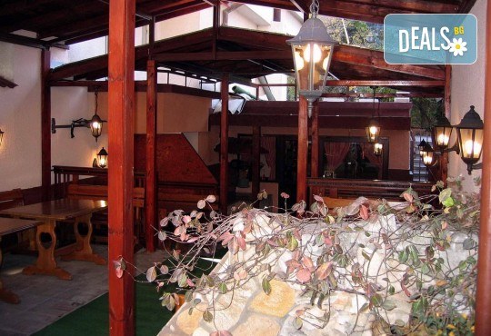 Средиземноморски круиз! Рибно плато: пресен сафрид, толстолоб, филе бяла риба пане, филенца сьомгова пъстърва, рибни рулца и пържени картофи в Ресторант 21 в Лозенец! - Снимка 9