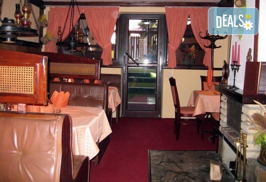 Средиземноморски круиз! Рибно плато: пресен сафрид, толстолоб, филе бяла риба пане, филенца сьомгова пъстърва, рибни рулца и пържени картофи в Ресторант 21 в Лозенец! - Снимка 5