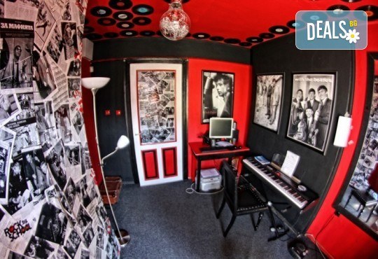 1 или 2 урока по пеене, китара, барабани, пиано, бас китара, саксофон, гайда или друг инструмент при преподавател в Rock School - Снимка 23