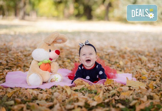 Есенна семейна, детска или индивидуална фотосесия на открито с 25 обработени кадъра от Фото студио Амели! - Снимка 4