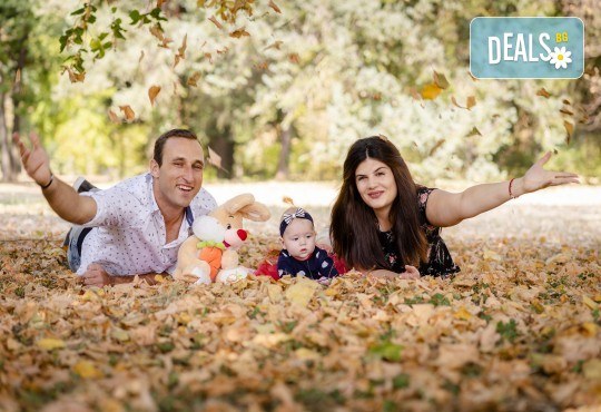Есенна семейна, детска или индивидуална фотосесия на открито с 25 обработени кадъра от Фото студио Амели! - Снимка 5