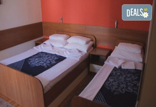 Нова година 2020 в Пролом баня, Сърбия! 3 нощувки със закуски в Garetov Konak, 2 вечери с жива музика и Новогодишна гала вечеря, минерален басейн, джакузи и сауна - Снимка 5