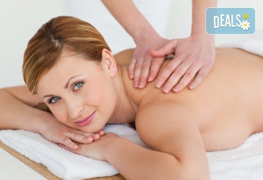 Лечебен и болкоуспокояващ масаж на гръб от специалист при дископатия, плексит и напрежение в мускулатурата във фризьоро-козметичен салон Вили в кв. Белите брези! - Снимка 3