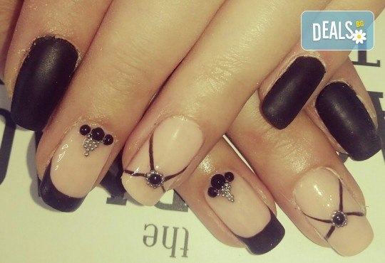 Класически или френски маникюр с гел лак Black Bottle, 2 декорации и безплатно сваляне на стар гел лак в Beauty Studio Platinum! - Снимка 4