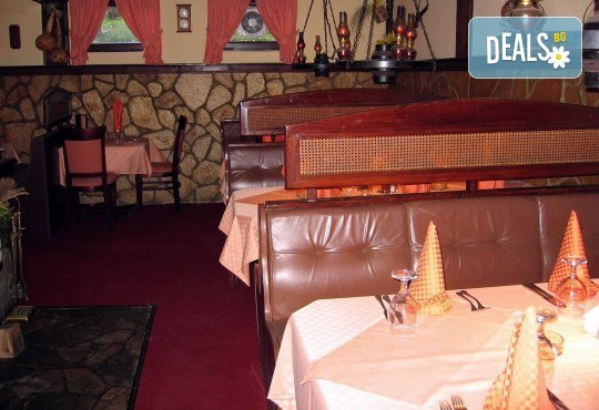 За един или за двама! Една или две порции свинско/пилешко бон филе с гъби печурки и чаша бяло вино Villa Yambol chardonnay в Ресторант 21 - Лозенец! - Снимка 7