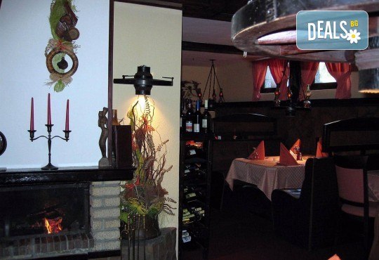 За един или за двама! Една или две порции свинско/пилешко бон филе с гъби печурки и чаша бяло вино Villa Yambol chardonnay в Ресторант 21 - Лозенец! - Снимка 9