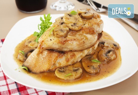За един или за двама! Една или две порции свинско/пилешко бон филе с гъби печурки и чаша бяло вино Villa Yambol chardonnay в Ресторант 21 - Лозенец! - Снимка 1