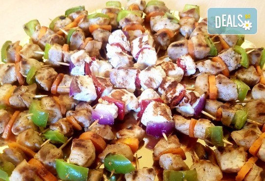 Микс от 100 или 150 броя печени шишчета от пилешко, телешко и свинско с гриловани зеленчуци и свински кюфтенца с кисела краставичка, от Кетъринг груп 7! - Снимка 2