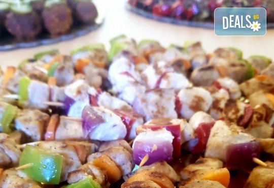 Микс от 100 или 150 броя печени шишчета от пилешко, телешко и свинско с гриловани зеленчуци и свински кюфтенца с кисела краставичка, от Кетъринг груп 7! - Снимка 4