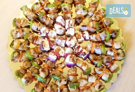 Микс от 100 или 150 броя печени шишчета от пилешко, телешко и свинско с гриловани зеленчуци и свински кюфтенца с кисела краставичка, от Кетъринг груп 7! - Снимка 5