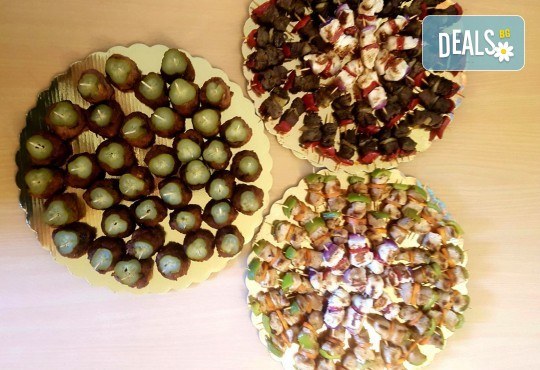 Микс от 100 или 150 броя печени шишчета от пилешко, телешко и свинско с гриловани зеленчуци и свински кюфтенца с кисела краставичка, от Кетъринг груп 7! - Снимка 1