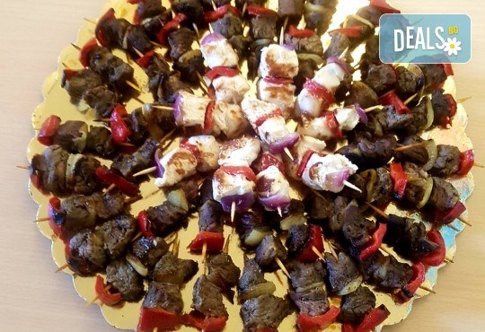 Микс от 100 или 150 броя печени шишчета от пилешко, телешко и свинско с гриловани зеленчуци и свински кюфтенца с кисела краставичка, от Кетъринг груп 7! - Снимка 3