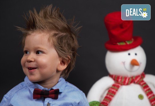 Семейна, детска или индивидуална коледна фотосесия в студиo с разнообразни декори и 10 обработени кадъра от Студио Dreams House! - Снимка 3