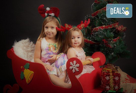 Семейна, детска или индивидуална коледна фотосесия в студиo с разнообразни декори и 10 обработени кадъра от Студио Dreams House! - Снимка 4