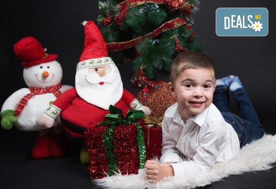 Семейна, детска или индивидуална коледна фотосесия в студиo с разнообразни декори и 10 обработени кадъра от Студио Dreams House! - Снимка 5
