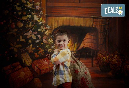 Семейна, детска или индивидуална коледна фотосесия в студиo с разнообразни декори и 10 обработени кадъра от Студио Dreams House! - Снимка 6