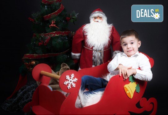 Семейна, детска или индивидуална коледна фотосесия в студиo с разнообразни декори и 10 обработени кадъра от Студио Dreams House! - Снимка 2