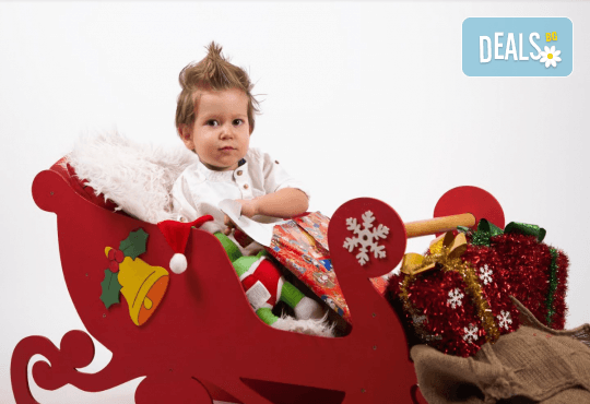 Семейна, детска или индивидуална коледна фотосесия в студиo с разнообразни декори и 10 обработени кадъра от Студио Dreams House! - Снимка 1