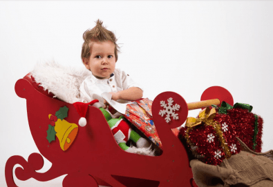 Семейна, детска или индивидуална коледна фотосесия в студиo с разнообразни декори и 10 обработени кадъра от Студио Dreams House!