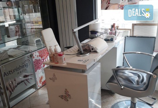 Красиви и дълготрайни цветове! Педикюр с гел лак Kodi Professional в център за красота Енигма! - Снимка 5