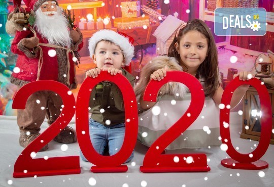 Детска, индивидуална или семейна Коледна фотосесия в студио с 4 коледни декора и множество аксесоари + подарък: 10 обработени кадъра със специални ефекти от фотостудио Arsov Image! - Снимка 1