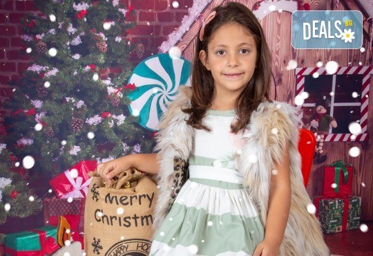 Детска, индивидуална или семейна Коледна фотосесия в студио с 4 коледни декора и множество аксесоари + подарък: 10 обработени кадъра със специални ефекти от фотостудио Arsov Image! - Снимка 3