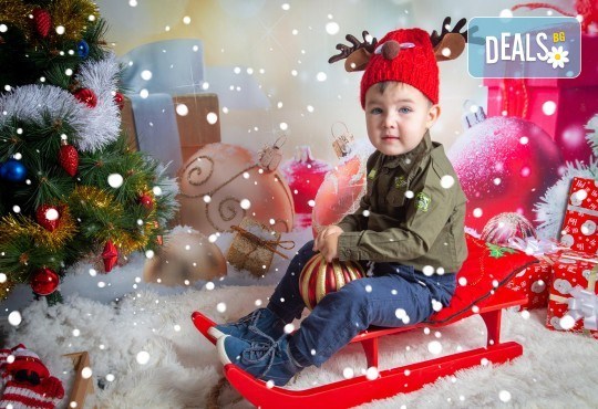 Детска, индивидуална или семейна Коледна фотосесия в студио с 4 коледни декора и множество аксесоари + подарък: 10 обработени кадъра със специални ефекти от фотостудио Arsov Image! - Снимка 4