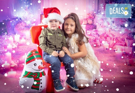 Детска, индивидуална или семейна Коледна фотосесия в студио с 4 коледни декора и множество аксесоари + подарък: 10 обработени кадъра със специални ефекти от фотостудио Arsov Image! - Снимка 5