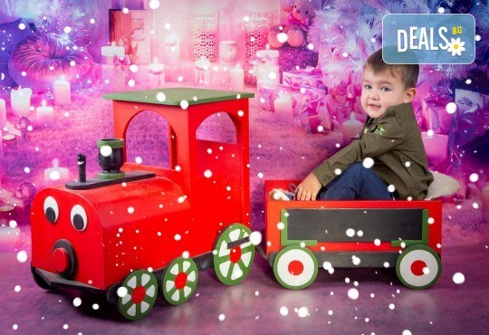 Детска, индивидуална или семейна Коледна фотосесия в студио с 4 коледни декора и множество аксесоари + подарък: 10 обработени кадъра със специални ефекти от фотостудио Arsov Image! - Снимка 6