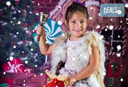 Детска, индивидуална или семейна Коледна фотосесия в студио с 4 коледни декора и множество аксесоари + подарък: 10 обработени кадъра със специални ефекти от фотостудио Arsov Image! - Снимка 7