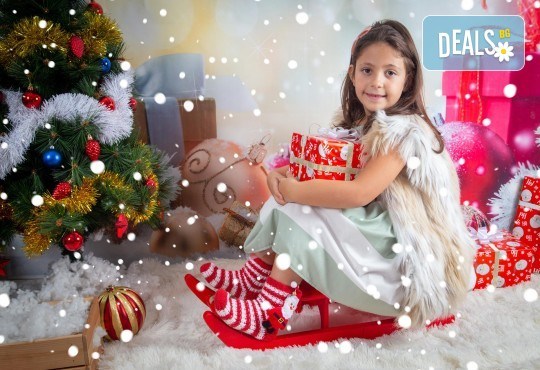 Детска, индивидуална или семейна Коледна фотосесия в студио с 4 коледни декора и множество аксесоари + подарък: 10 обработени кадъра със специални ефекти от фотостудио Arsov Image! - Снимка 2