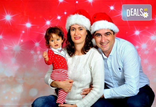 Коледна фотосесия в студио с много аксесоари и разнообразни декори от Photosesia.com! - Снимка 3