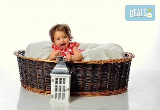 Коледна фотосесия в студио с много аксесоари и разнообразни декори от Photosesia.com! - Снимка 4