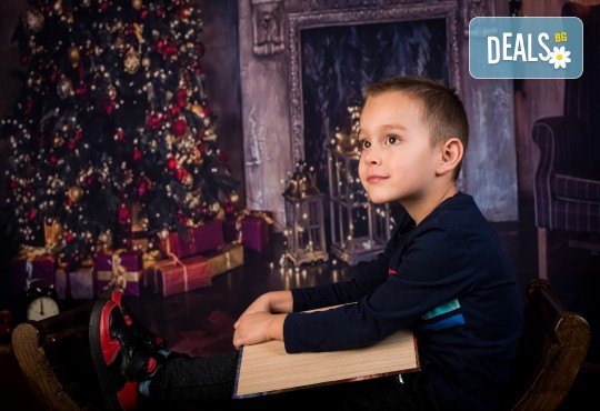 Коледна семейна фотосесия с 20 обработени кадъра и ефектен коледен колаж от Pandzherov Photography! - Снимка 2