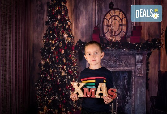 Коледна семейна фотосесия с 20 обработени кадъра и ефектен коледен колаж от Pandzherov Photography! - Снимка 3