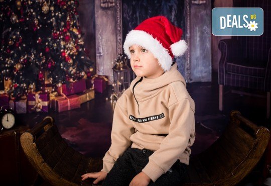 Коледна семейна фотосесия с 20 обработени кадъра и ефектен коледен колаж от Pandzherov Photography! - Снимка 1