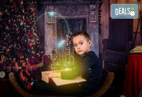 Коледна семейна фотосесия с 20 обработени кадъра и ефектен коледен колаж от Pandzherov Photography! - Снимка 5