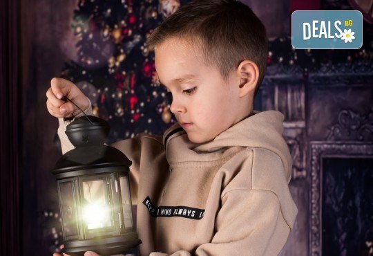 Коледна семейна фотосесия с 20 обработени кадъра и ефектен коледен колаж от Pandzherov Photography! - Снимка 6