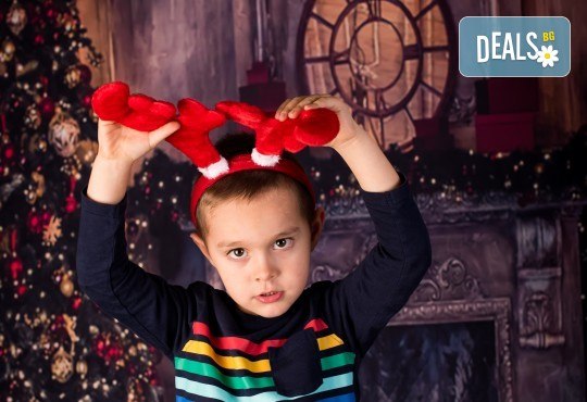 Коледна семейна фотосесия с 20 обработени кадъра и ефектен коледен колаж от Pandzherov Photography! - Снимка 7