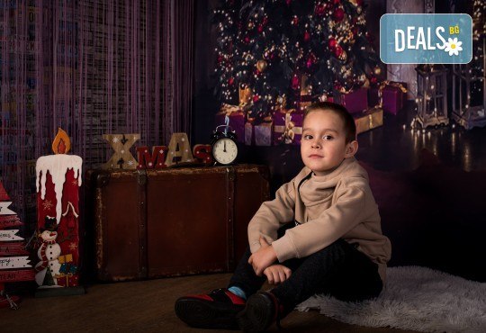 Коледна семейна фотосесия с 20 обработени кадъра и ефектен коледен колаж от Pandzherov Photography! - Снимка 4