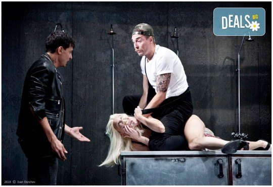 Гледайте комедията Килър Джо с Малин Кръстев на 9-ти декември (понеделник) в Малък градски театър Зад канала! - Снимка 11