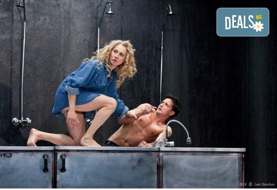 Гледайте комедията Килър Джо с Малин Кръстев на 9-ти декември (понеделник) в Малък градски театър Зад канала! - Снимка 9