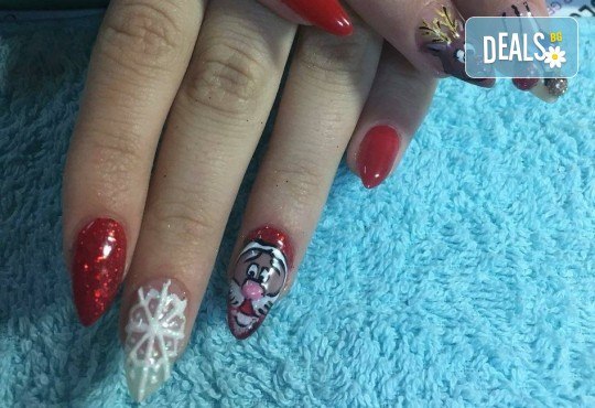 Маникюр за Коледа с 2 или 4 рисувани декорации: Дядо Коледа, елени, снежинки, елха, 3D топки в Салон за красота Miss Beauty - Снимка 3