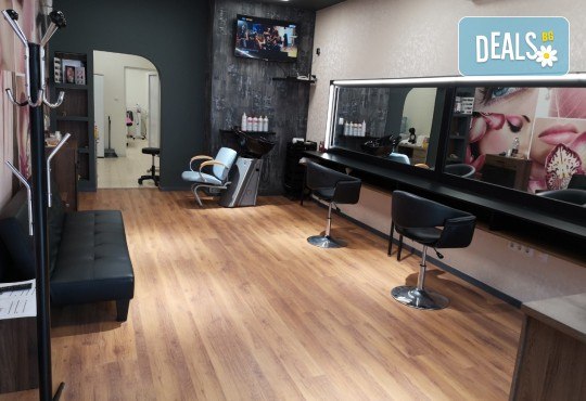 Класически педикюр с гел лак ORLY или Cuccio + масаж на ходилата и ДВЕ рисувани декорации в Студио за красота BEAUTY STAR до Mall of Sofia! - Снимка 9