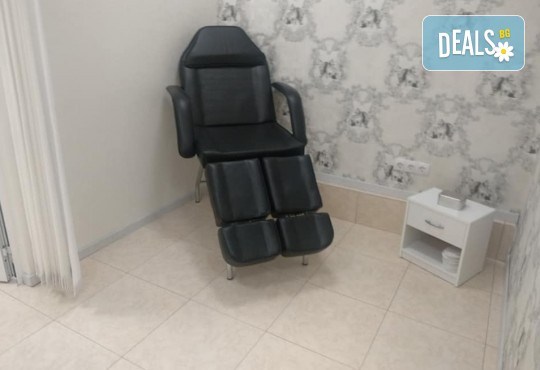 Класически педикюр с гел лак ORLY или Cuccio + масаж на ходилата и ДВЕ рисувани декорации в Студио за красота BEAUTY STAR до Mall of Sofia! - Снимка 7