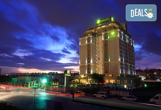 Нова Година 2020 в Истанбул, Хотел Holiday INN 5*, с Дари Травел! 3 нощувки със закуски, 2 вечери, по желание Новогодишна вечеря на корабче по Босфора и транспорт - Снимка 3